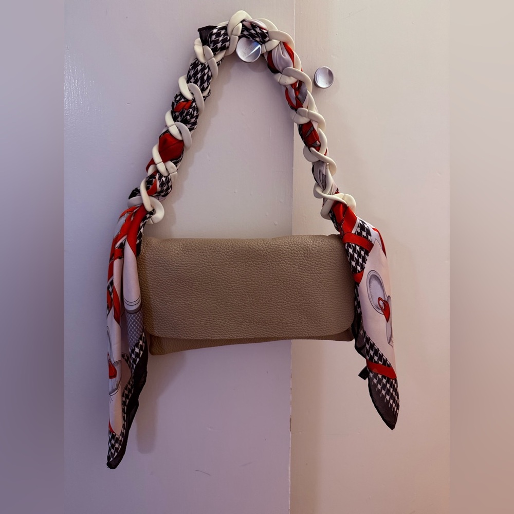 Purse Strap Shoulder Length Scarf w/ Bone White Resin Links Barcelona NWOT